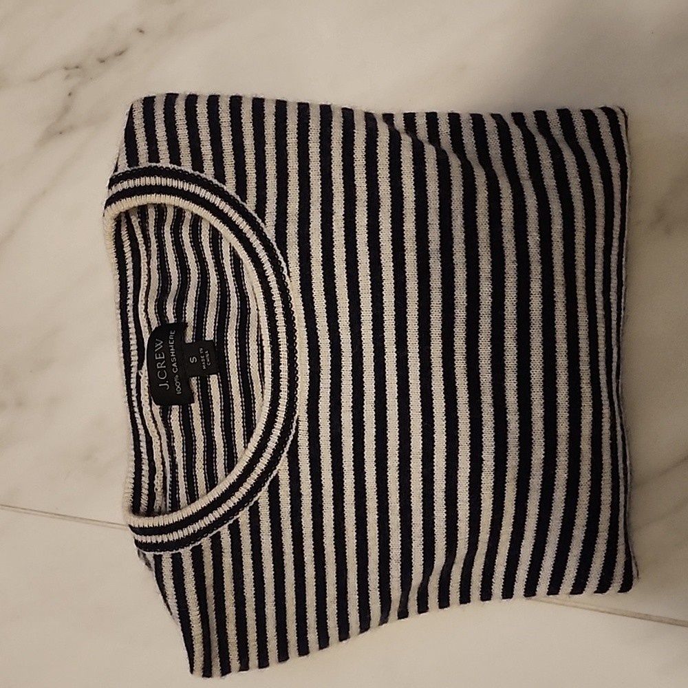 100% Cashmere crewneck sweater